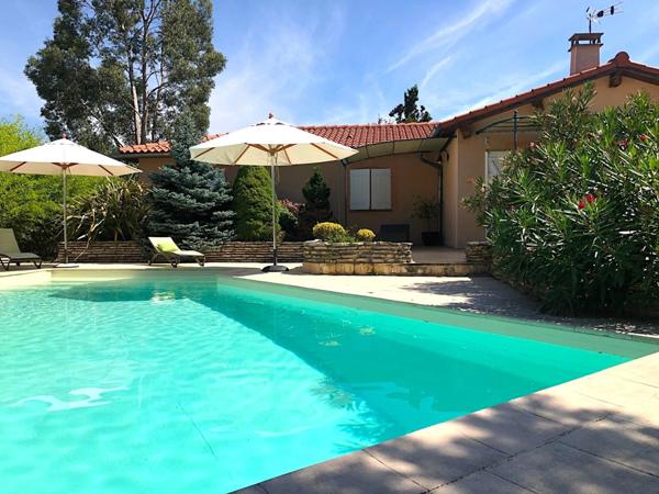 Spacieuse Maison de Plain‑Pied de 178 m², 3 chambres, bureau, garage et jardin arboré avec piscine.