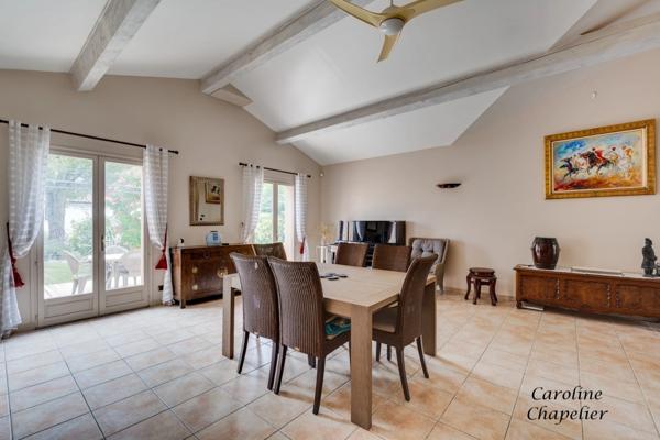 Spacieuse Maison de Plain‑Pied de 178 m², 3 chambres, bureau, garage et jardin arboré avec piscine.