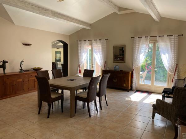 Spacieuse Maison de Plain‑Pied de 178 m², 3 chambres, bureau, garage et jardin arboré avec piscine.