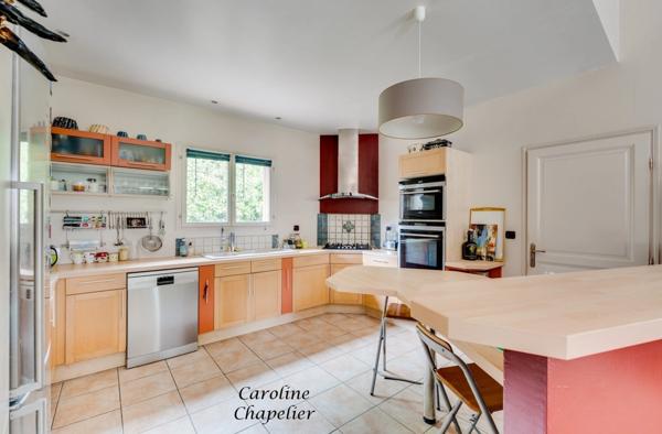 Spacieuse Maison de Plain‑Pied de 178 m², 3 chambres, bureau, garage et jardin arboré avec piscine.