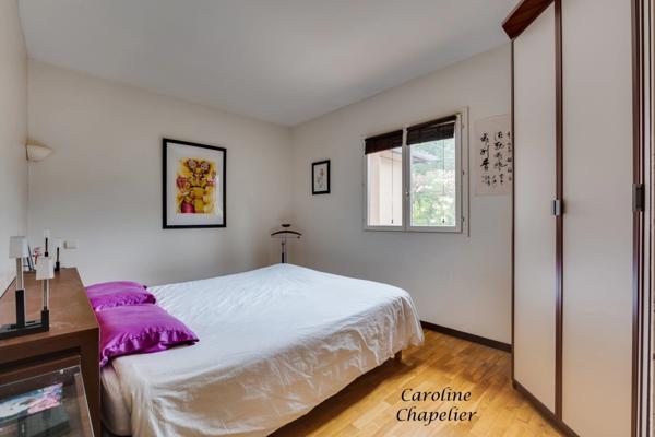 Spacieuse Maison de Plain‑Pied de 178 m², 3 chambres, bureau, garage et jardin arboré avec piscine.