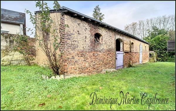 Immeuble à vendre LA CHARTRE SUR LE LOIR (72)-bâtis de 519m²- jardin- écurie- bord de Loir