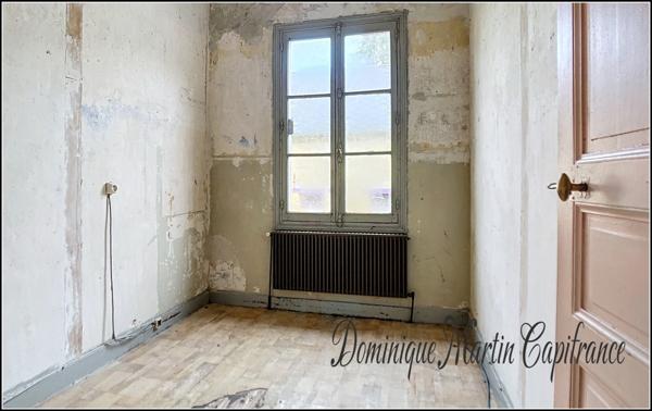 Immeuble à vendre LA CHARTRE SUR LE LOIR (72)-bâtis de 519m²- jardin- écurie- bord de Loir