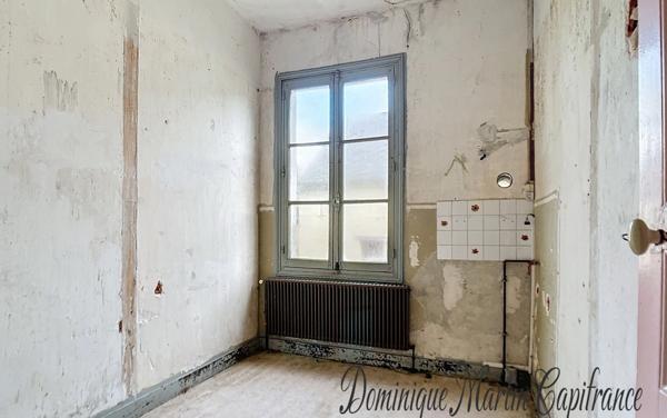 Immeuble à vendre LA CHARTRE SUR LE LOIR (72)-bâtis de 519m²- jardin- écurie- bord de Loir