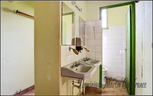 Immeuble à vendre LA CHARTRE SUR LE LOIR (72)-bâtis de 519m²- jardin- écurie- bord de Loir