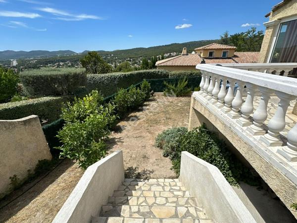 Ceyreste Maison de 164 m² au calme avec vue dégagée et piscine