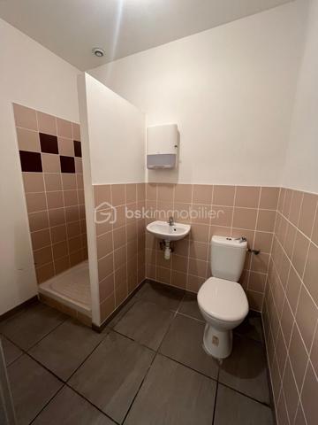 Local d activites de 771 m²