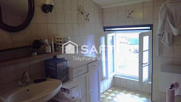 Maison de 108 M2 bien aménagée avec cuisine, salon ouvert, 2 Chambres , avec possibilité d'une troisième.