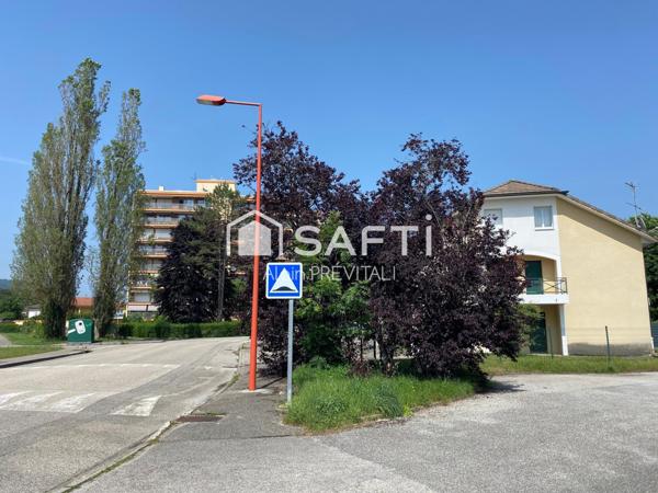 Local avec vitrage blindé, salle des coffres ( ancienne banque )