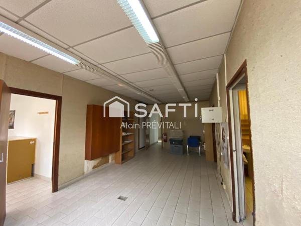 Local avec vitrage blindé, salle des coffres ( ancienne banque )