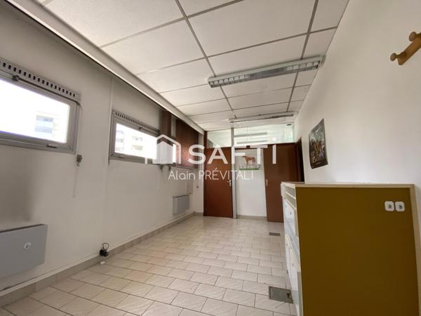 Local avec vitrage blindé, salle des coffres ( ancienne banque )