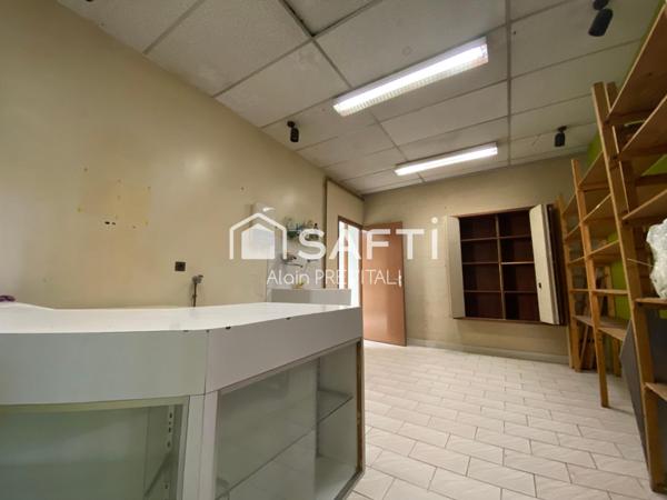 Local avec vitrage blindé, salle des coffres ( ancienne banque )