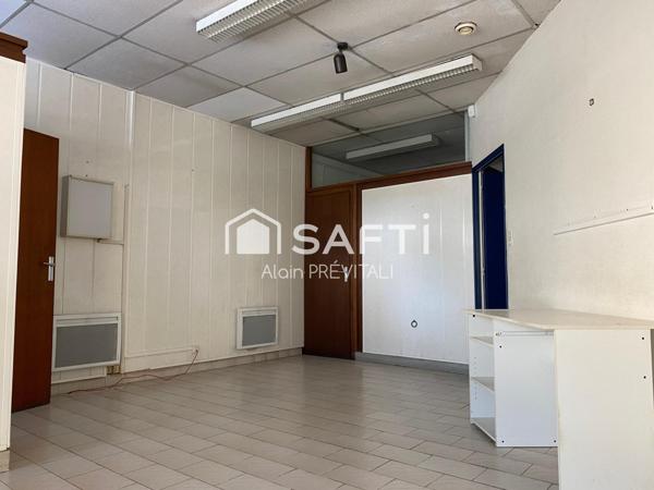 Local avec vitrage blindé, salle des coffres ( ancienne banque )