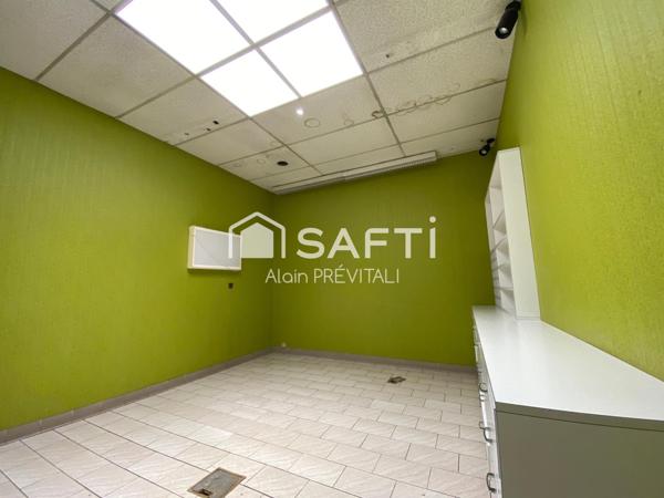 Local avec vitrage blindé, salle des coffres ( ancienne banque )