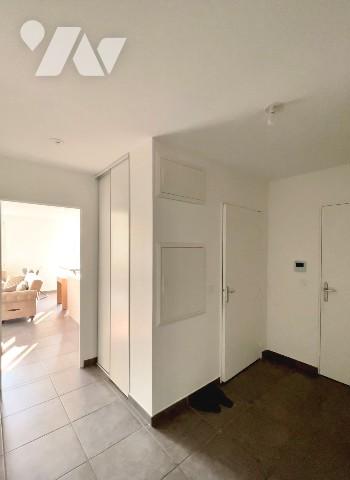 Bel appartement T4 de 82 m2 env. au 1er étage avec ascenseur dans un quartier calme et résidentiel.