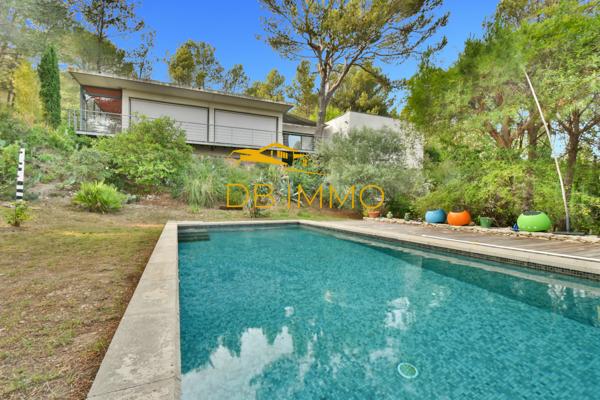 Villeneuve-lès-Avignon (30400) Villa contemporaine sur les hauteurs de Villeneuve-lès-Avignon, avec vue panoramique exceptionnelle sur le Pal
