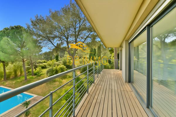 Villeneuve-lès-Avignon (30400) Villa contemporaine sur les hauteurs de Villeneuve-lès-Avignon, avec vue panoramique exceptionnelle sur le Pal