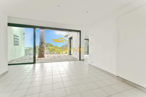 Villeneuve-lès-Avignon (30400) Villa contemporaine sur les hauteurs de Villeneuve-lès-Avignon, avec vue panoramique exceptionnelle sur le Pal