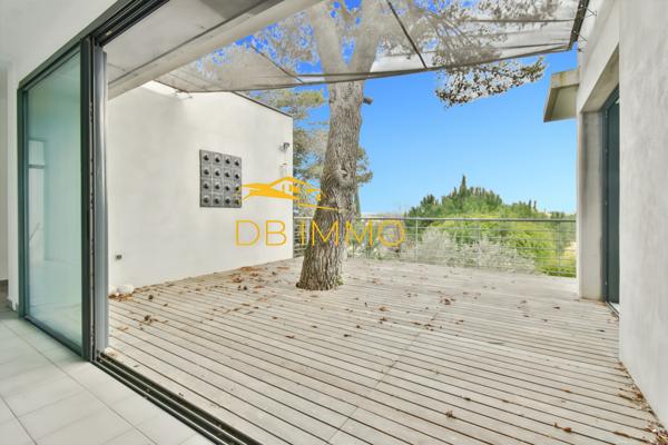 Villeneuve-lès-Avignon (30400) Villa contemporaine sur les hauteurs de Villeneuve-lès-Avignon, avec vue panoramique exceptionnelle sur le Pal