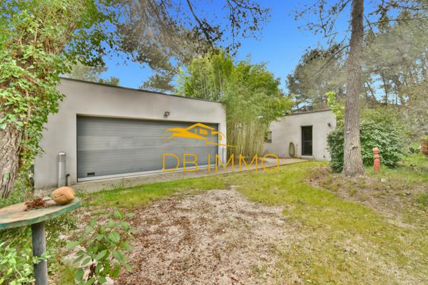 Villeneuve-lès-Avignon (30400) Villa contemporaine sur les hauteurs de Villeneuve-lès-Avignon, avec vue panoramique exceptionnelle sur le Pal