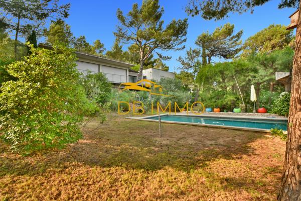 Villeneuve-lès-Avignon (30400) Villa contemporaine sur les hauteurs de Villeneuve-lès-Avignon, avec vue panoramique exceptionnelle sur le Pal