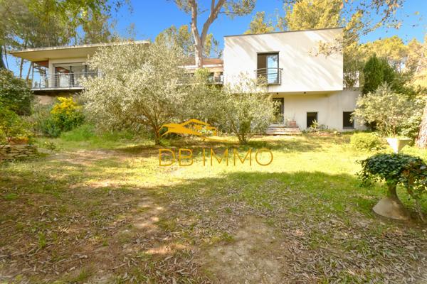 Villeneuve-lès-Avignon (30400) Villa contemporaine sur les hauteurs de Villeneuve-lès-Avignon, avec vue panoramique exceptionnelle sur le Pal