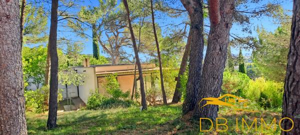 Villeneuve-lès-Avignon (30400) Villa contemporaine sur les hauteurs de Villeneuve-lès-Avignon, avec vue panoramique exceptionnelle sur le Pal