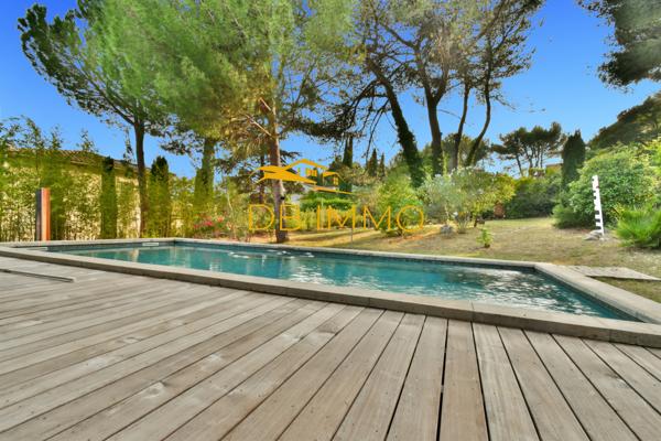 Villeneuve-lès-Avignon (30400) Villa contemporaine sur les hauteurs de Villeneuve-lès-Avignon, avec vue panoramique exceptionnelle sur le Pal