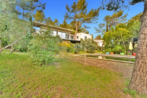 Villeneuve-lès-Avignon (30400) Villa contemporaine sur les hauteurs de Villeneuve-lès-Avignon, avec vue panoramique exceptionnelle sur le Pal