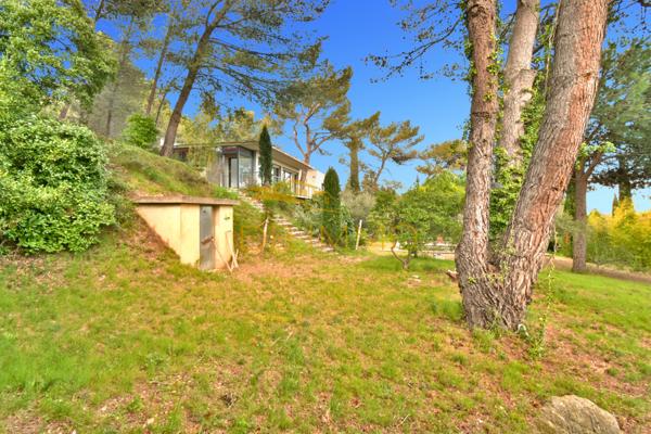 Villeneuve-lès-Avignon (30400) Villa contemporaine sur les hauteurs de Villeneuve-lès-Avignon, avec vue panoramique exceptionnelle sur le Pal