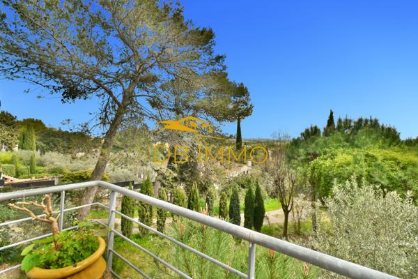 Villeneuve-lès-Avignon (30400) Villa contemporaine sur les hauteurs de Villeneuve-lès-Avignon, avec vue panoramique exceptionnelle sur le Pal