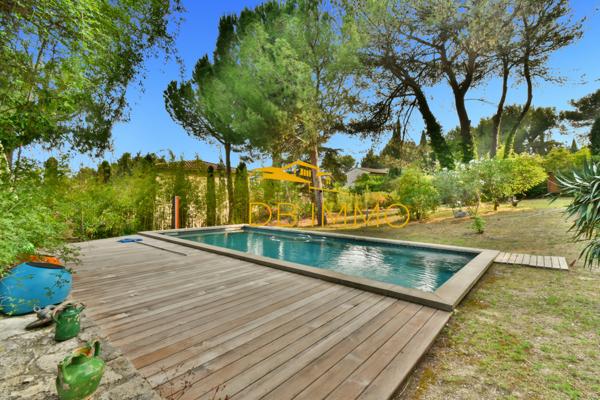 Villeneuve-lès-Avignon (30400) Villa contemporaine sur les hauteurs de Villeneuve-lès-Avignon, avec vue panoramique exceptionnelle sur le Pal