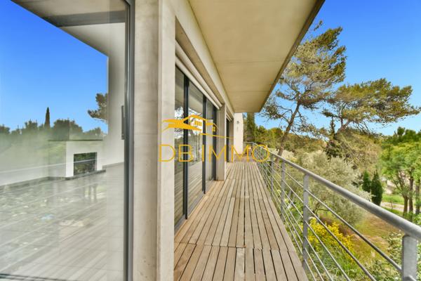 Villeneuve-lès-Avignon (30400) Villa contemporaine sur les hauteurs de Villeneuve-lès-Avignon, avec vue panoramique exceptionnelle sur le Pal