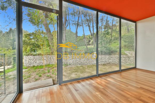Villeneuve-lès-Avignon (30400) Villa contemporaine sur les hauteurs de Villeneuve-lès-Avignon, avec vue panoramique exceptionnelle sur le Pal