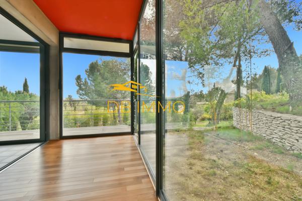 Villeneuve-lès-Avignon (30400) Villa contemporaine sur les hauteurs de Villeneuve-lès-Avignon, avec vue panoramique exceptionnelle sur le Pal