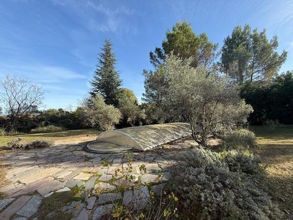 Vente / Terrain constructible à Robion (84440)
