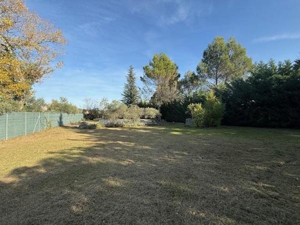 Vente / Terrain constructible à Robion (84440)