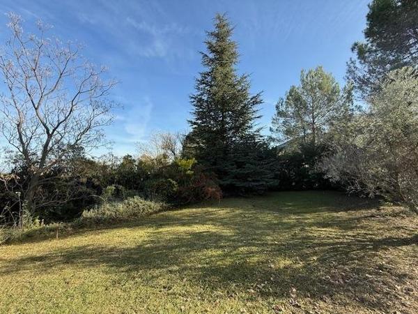 Vente / Terrain constructible à Robion (84440)