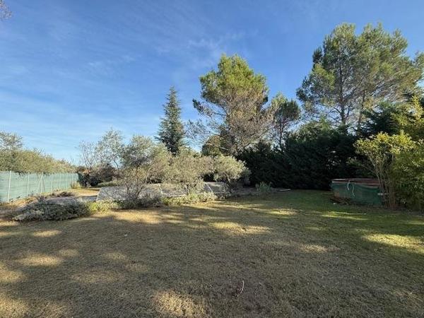 Vente / Terrain constructible à Robion (84440)