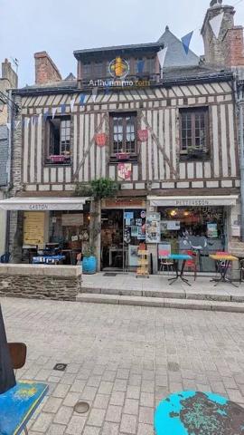 Vente                                                      Immeuble
                        
                     3 pièces                      72 m2                     à Josselin