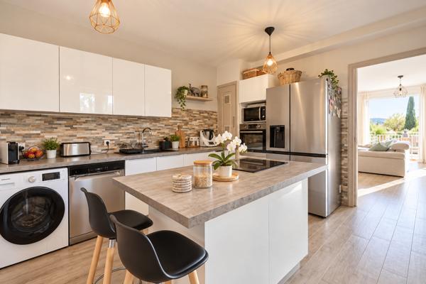 Maison familiale avec jardin et beaux espaces extérieurs