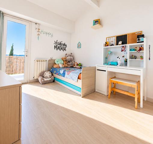 Maison familiale avec jardin et beaux espaces extérieurs