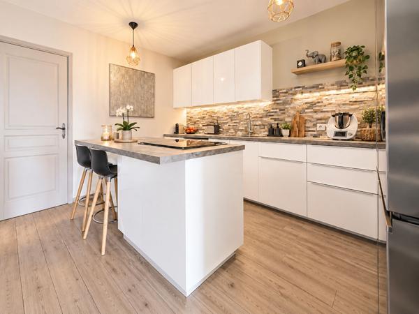 Maison familiale avec jardin et beaux espaces extérieurs