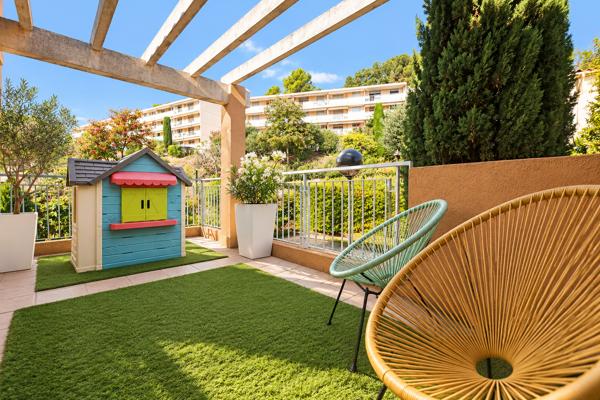 Maison familiale avec jardin et beaux espaces extérieurs