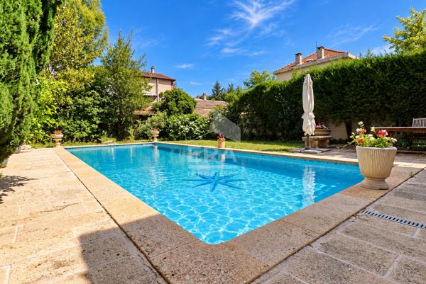 MAISON AVEC PISCINE ET JARDIN -186 M² HABITABLES - TERRASSE  - GARAGE - PARKING - SECTEUR LA POMME / SAINT-PIERRE