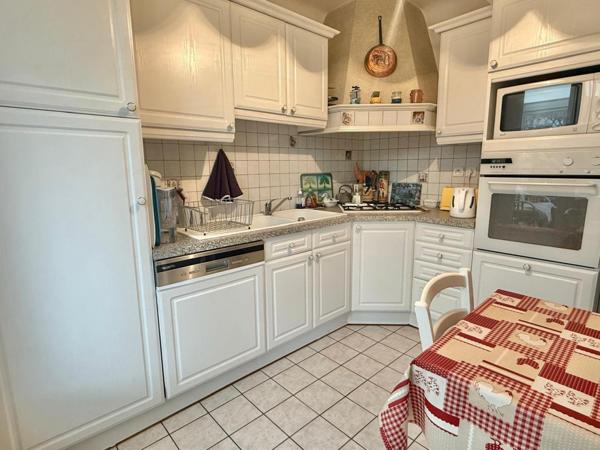 Maison en bon état proche centre ville, séjour double 3 chbs vaste véranda