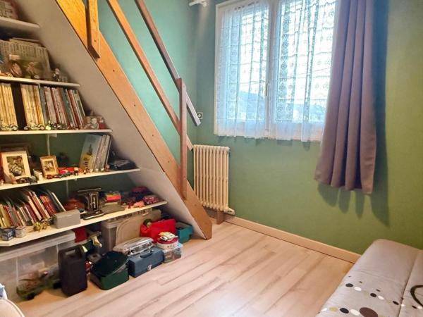 Maison en bon état proche centre ville, séjour double 3 chbs vaste véranda