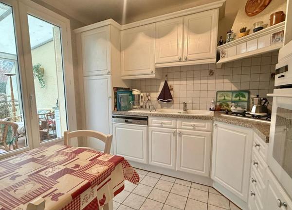 Maison en bon état proche centre ville, séjour double 3 chbs vaste véranda