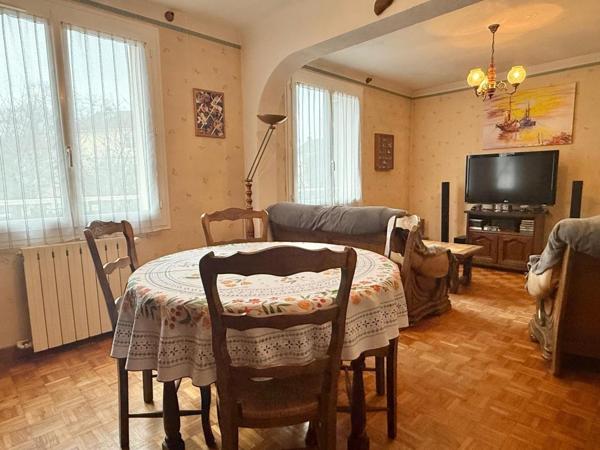 Maison en bon état proche centre ville, séjour double 3 chbs vaste véranda