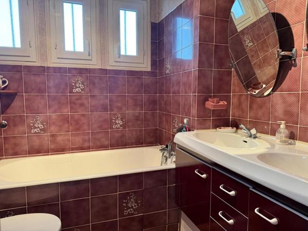 Maison en bon état proche centre ville, séjour double 3 chbs vaste véranda